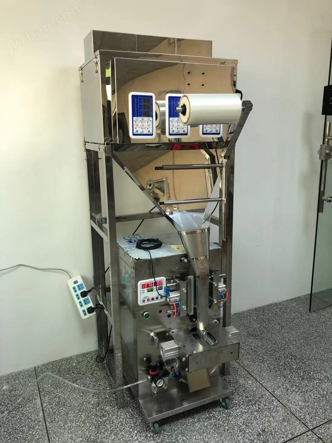 637751772261308188247.jpg 不銹鋼材質小型顆粒包裝機巧克力糖果專用